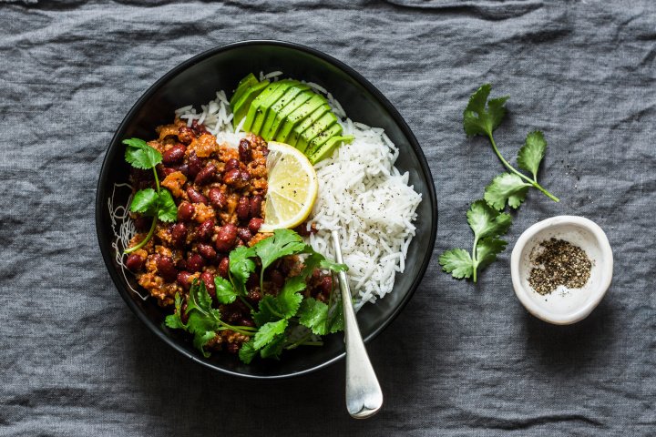 Imprezowy bowl z mięsem z indyka