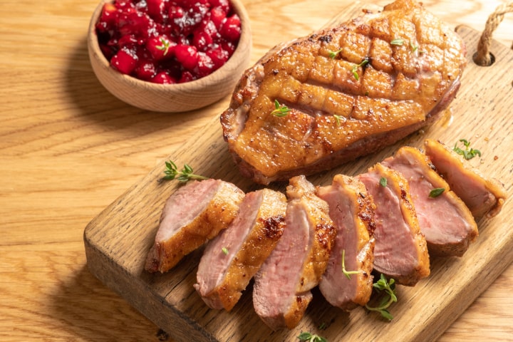Pieczona pierś z kaczki z żurawiną