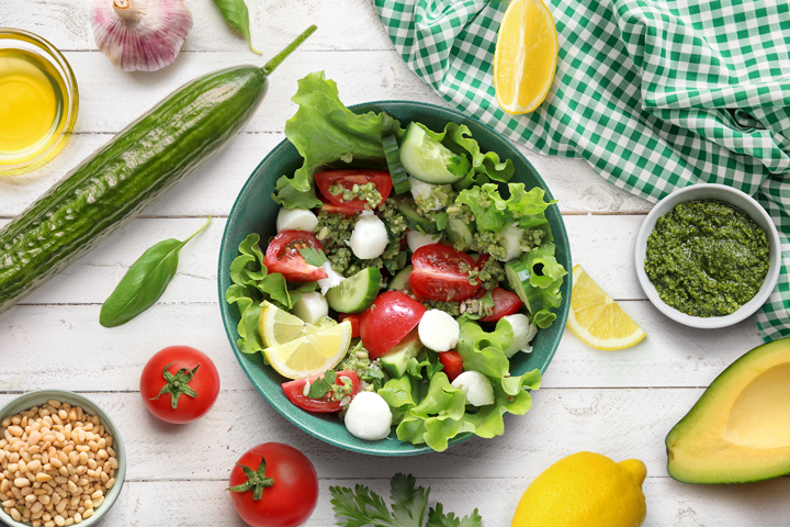 Keto sałatka z pesto i awokado